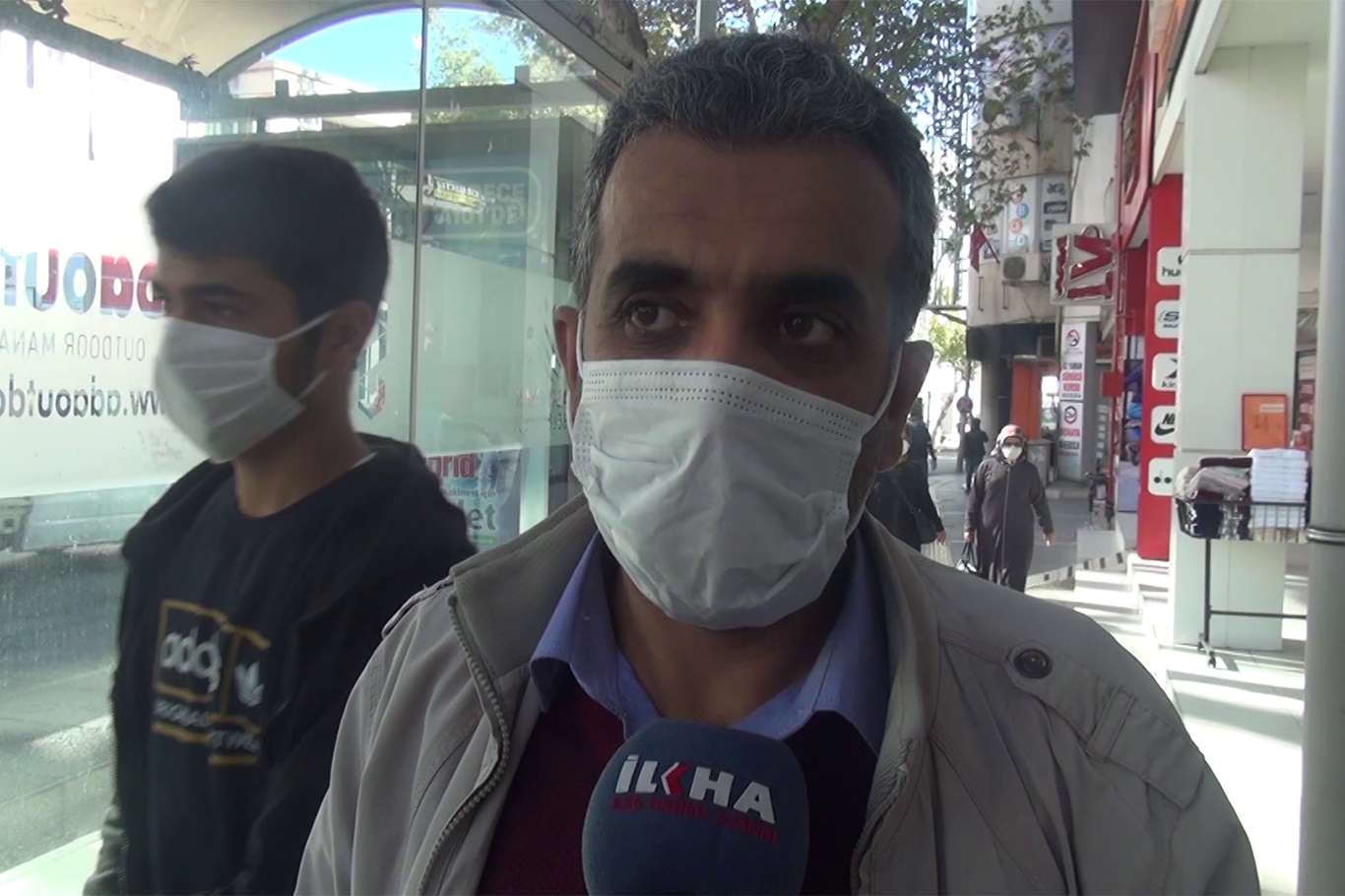 Açık alanda sigara içme yasağına ilk gün tam olarak uyulmadı Açık alanda sigara içme yasağına ilk gün tam olarak uyulmadı